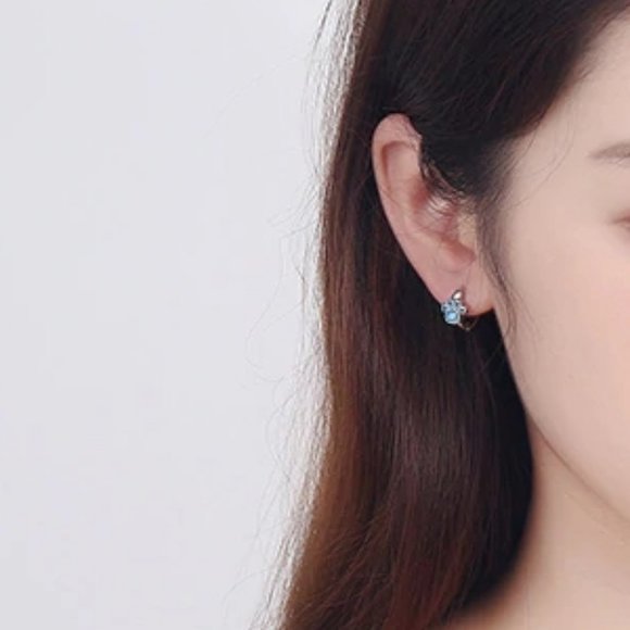 *NEW 925 Sterling Silver Diamond Paw Hoop Earrings - Picture 9 of 10